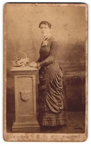 Fotografie C. F. Wiggins, Blackpool, Bürgerliche Dame im hübschen Kleid