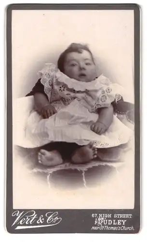 Fotografie Vert & Co., Dudley, 87, High Street, Süsses Kleinkind im Kleid mit nackigen Füssen