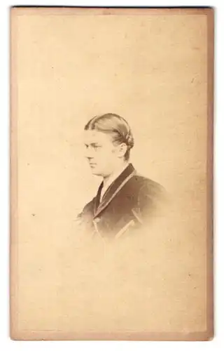 Fotografie Mayland, Cambridge, Market St., Charmanter Herr in modischer Kleidung