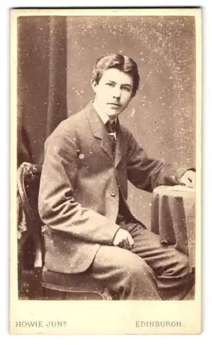 Fotografie Howie junr., Edinburgh, 60 Princes Street, Junger Herr im Anzug mit Krawatte