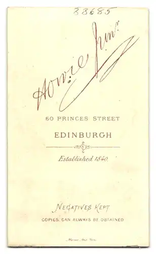 Fotografie Howie junr., Edinburgh, 60 Princes Street, Junger Herr im Anzug mit Krawatte