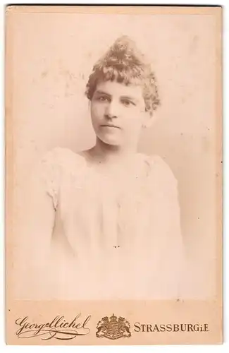 Fotografie George Michel, Strassburg i. E., Junge Dame mit lockiger Frisur in kragenloser Bluse
