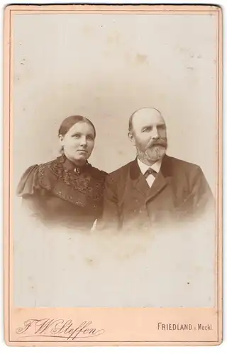 Fotografie F. W. Steffen, Friedland i. Meckl., Bürgerliches Paar in festlicher Kleidung