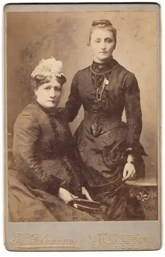 Fotografie H. Schumann, Flensburg, Holm 1, Ältere und jüngere Dame in eleganter festlicher Kleidung