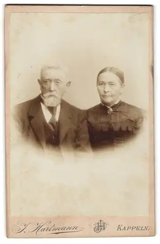 Fotografie J. Hartmann, Kappeln, Ernstes älteres Paar in eleganter sonntäglicher Kleidung