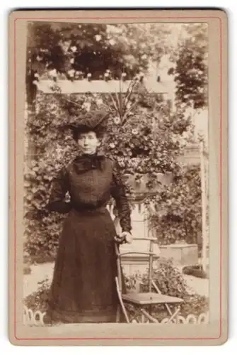 Fotografie unbekannter Fotograf und Ort, Dame mit Hut im Garten