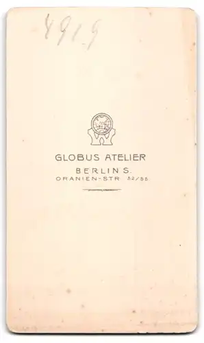 Fotografie Globus Atelier, Berlin, Oranienstr. 52 /55, Junge Frau mit grosser Schleife