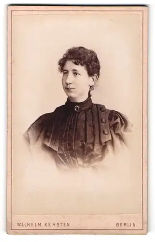 Fotografie Wilhelm Kersten, Berlin, Krausenstr. 35, Dame mit hochgestecktem Haar