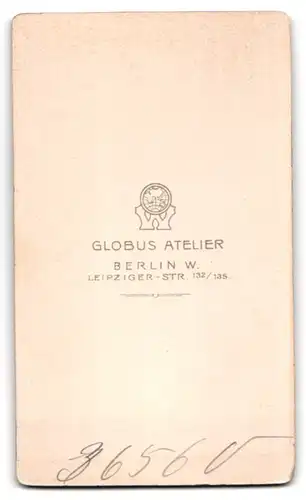 Fotografie Globus Atelier, Berlin.W., Leipzigr Str. 132 /135, Portrait eines jungen Herrn mit vollem Haar