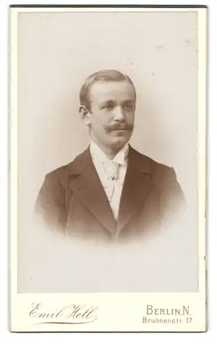 Fotografie Emil Hell, Berlin, Brunnenstr. 17, Junger Herr mit Krawatte