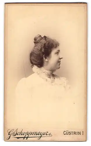 Fotografie G. Schoppmeyer, Cüstrin I, Kurze Dammstr. 75 /76, Seitenportrait einer jungen Frau