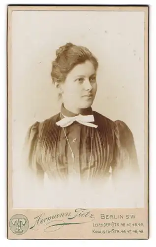 Fotografie Hermann Tietz, Berlin S.W., Leipziger Str. 46-47,48,49, Junge Frau mit plissiertem Oberteil