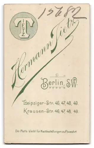 Fotografie Hermann Tietz, Berlin S.W., Leipziger Str. 46-47,48,49, Junge Frau mit plissiertem Oberteil