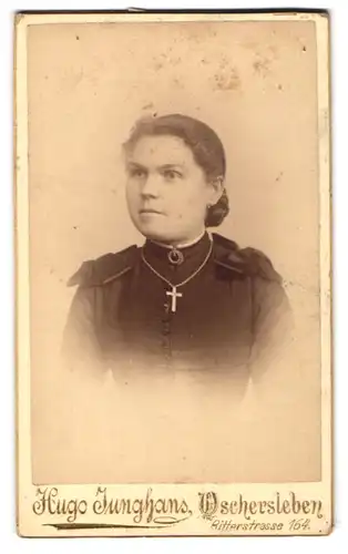 Fotografie Hugo Junghans, Aschersleben, Ritterstr. 164, Junge Frau mit Schulterschleifen