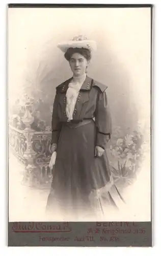 Fotografie Rud. Conrad, Berlin, Königstrasse 34-36, Dame in feiner Robe mit Hut