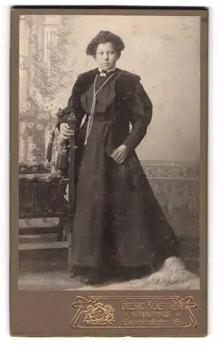 Fotografie Georg Köstner, Grafing, Bahnhofstr. 18, Junge Frau in dunklem Kleid