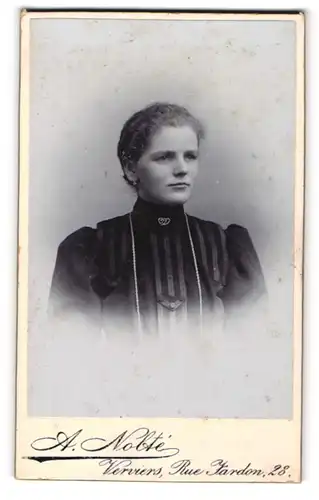 Fotografie A. Nolté, Verviers, Rue Jardon 28, Portrait einer jungen Frau mit Brosche am Kragen