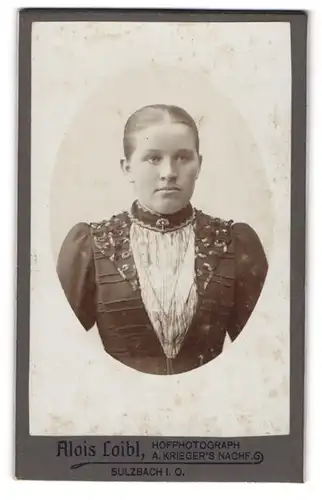 Fotografie Alois Loibl, Sulzbach, Junge Frau in Bluse mit Puffärmeln
