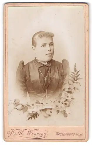 Fotografie H. Al. Wenning, Wasserburg a. Inn, Tränkgasse 1, Portrait einer jungen Frau mit Kreuzkette