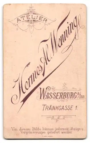 Fotografie H. Al. Wenning, Wasserburg a. Inn, Tränkgasse 1, Portrait einer jungen Frau mit Kreuzkette