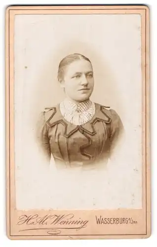 Fotografie H. Al. Wenning, Wasserburg a. Inn, Tränkgasse 1, Junge Frau mit gezacktem Kragen