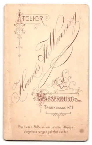 Fotografie H. Al. Wenning, Wasserburg a. Inn, Tränkgasse 1, Junge Frau mit gezacktem Kragen