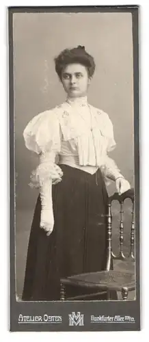 Fotografie Atelier Osten, Berlin, Frankfurter Allee109 /12, Junge Frau in feiner weisser Bluse