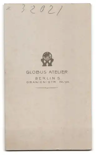 Fotografie Globus Atelier, Berlin S., Oranienstr. 52 /55, Baby mit gespanntem Blick