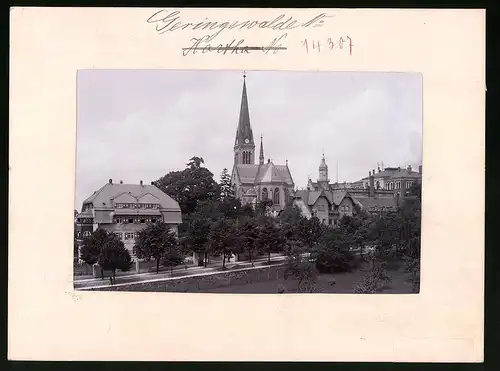 Fotografie Brück & Sohn Meissen, Ansicht Geringswalde i. Sa., Blick auf eine Strasse mit Wohnhäusern und Kirche
