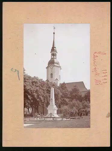Fotografie Brück & Sohn Meissen, Ansicht Lausigk, Blick auf ds Kriegerdenkmal und die St. Kilian Kirche