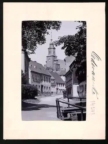 Fotografie Brück & Sohn Meissen, Ansicht Oederan i. Sa., Strassenpartie in der Unterstadt mit Kirche