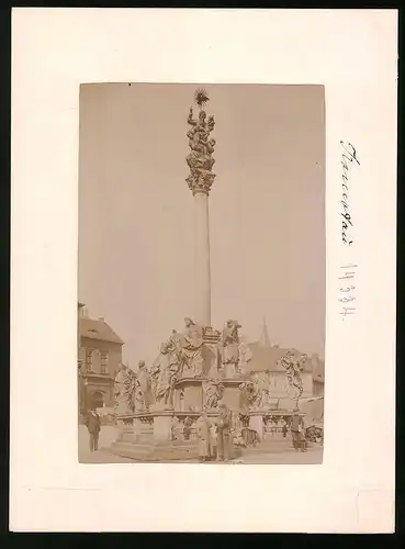 Fotografie Brück & Sohn Meissen, Ansicht Komotau, Dreifaltigkeitssäule auf dem Marktplatz, Knaben