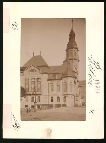 Fotografie Brück & Sohn Meissen, Ansicht Bilin, Strassenpartie am neuen Rathaus mit Sparkasse
