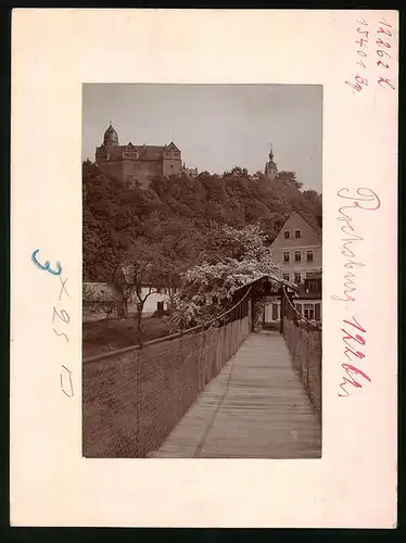 Fotografie Brück & Sohn Meissen, Ansicht Rochsburg, Schwankender Steg mit Blick zum Schloss