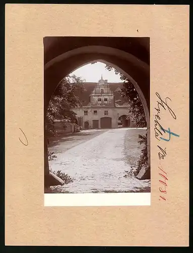 Fotografie Brück & Sohn Meissen, Ansicht Strehla a. Elbe, Blick durch den Torbogen auf den Schlosshof