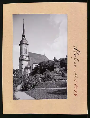 Fotografie Brück & Sohn Meissen, Ansicht Stolpen i. Sa., Blick auf die Kirche mit Kriegerdenkmal