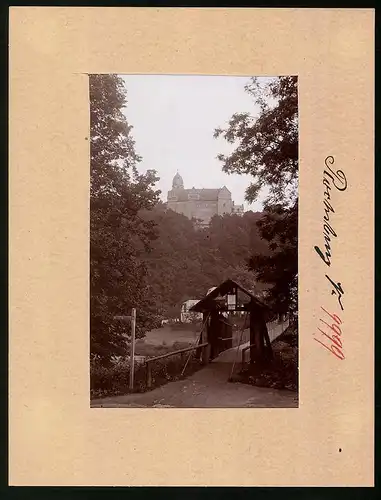 Fotografie Brück & Sohn Meissen, Ansicht Rochsburg, Partie am Schwankenden Steg mit Schloss Rochsburg