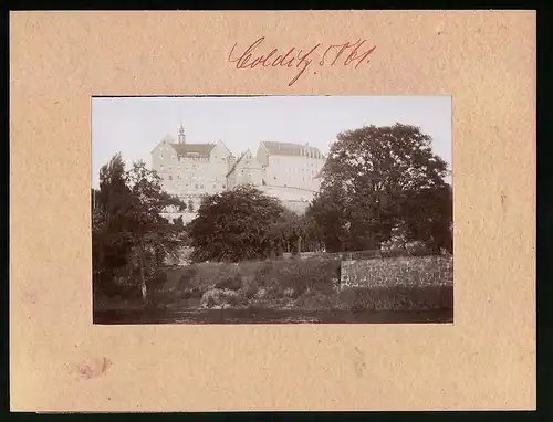 Fotografie Brück & Sohn Meissen, Ansicht Colditz, Partie am Fluss mit Blick zum Schloss