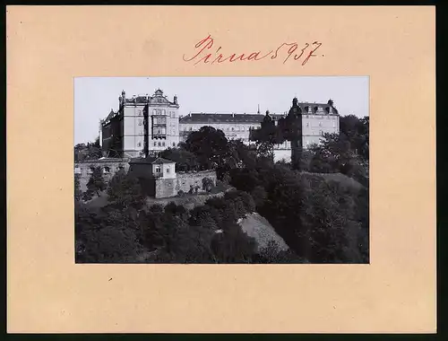 Fotografie Brück & Sohn Meissen, Ansicht Pirna a. Elbe, Blick auf das Schloss Sonnenstein