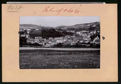 Fotografie Brück & Sohn Meissen, Ansicht Sebnitz i. Sa, Blick auf die Stadt mit Fabrikschornstein