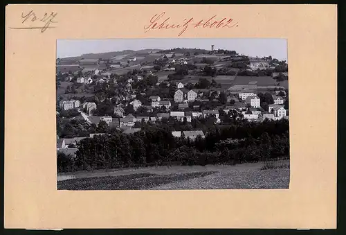 Fotografie Brück & Sohn Meissen, Ansicht Sebnitz i. Sa., Blick nach der Stadt mit Tumr auf dem berg