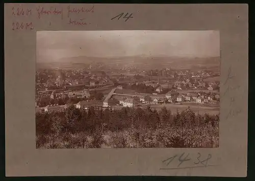 Fotografie Brück & Sohn Meissen, Ansicht Ebersbach i. Sa., Blick auf den Bahnhof mit Neubausiedlung und Fabrik