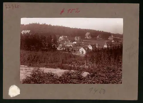 Fotografie Brück & Sohn Meissen, Ansicht Oberbärenburg i. Erzg., Teilansicht des Ortes mit Kapelle