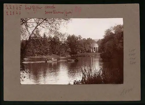 Fotografie Brück & Sohn Meissen, Ansicht Bad Elster, Blick auf den Gondelteich mit Pavillon und Ruderbott