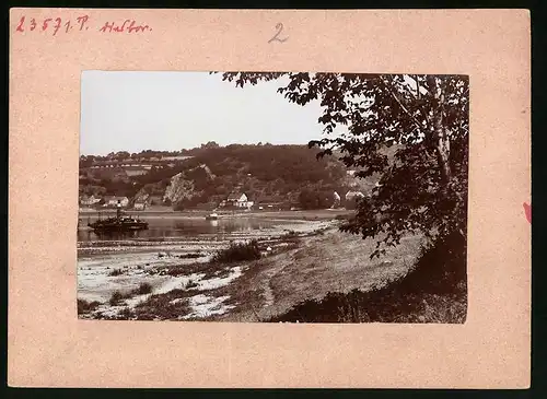 Fotografie Brück & Sohn Meissen, Ansicht Diesbar a. Elbe, Blick auf die Elbe mit Schleppdampfer