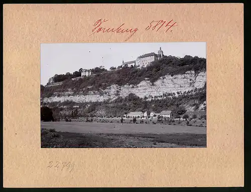Fotografie Brück & Sohn Meissen, Ansicht Dornburg a. Saale, Wohnhäuser mit Blick auf das Schloss