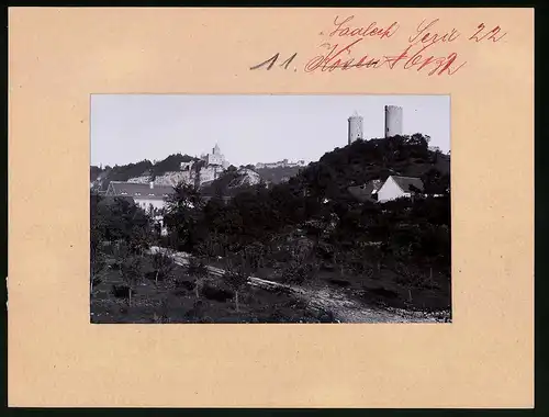 Fotografie Brück & Sohn Meissen, Ansicht Saaleck, Ortspartie mit der Saalecksburg und Rudelsburg