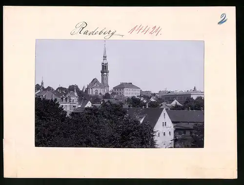 Fotografie Brück & Sohn Meissen, Ansicht Radeberg, Blick über die Dächer der Stadt zur Kirche