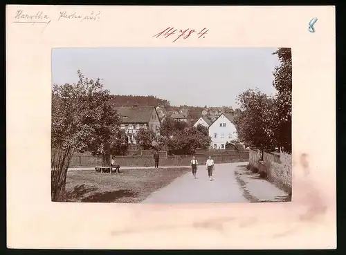 Fotografie Brück & Sohn Meissen, Ansicht Bad Hartha, Blick in den Ort, Knaben in Sommerkleidung