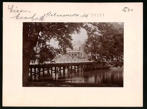 Fotografie Brück & Sohn Meissen, Ansicht Liebenwerda, Blick auf die Elsterbrücke mit dem Kurhaus